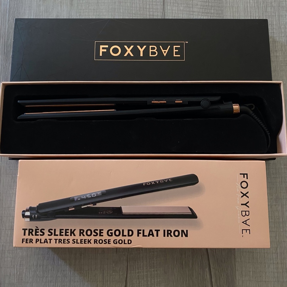 Never been used foxy bae rose gold straightener